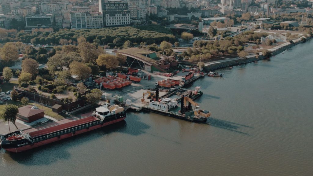 Aerial shot of Istanbul waterfront showing ships docked along a lush green shoreline. — Demo kryptowaluty