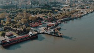 Aerial shot of Istanbul waterfront showing ships docked along a lush green shoreline. — Demo kryptowaluty